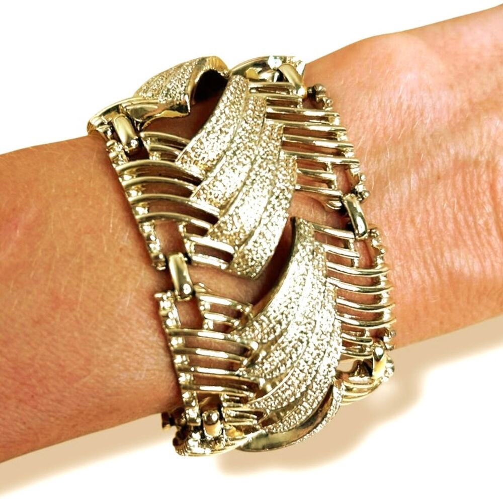 Vintage Coro Pegasus Gold Tone Wide Chevron Panel Link Bracelet Mid Century
